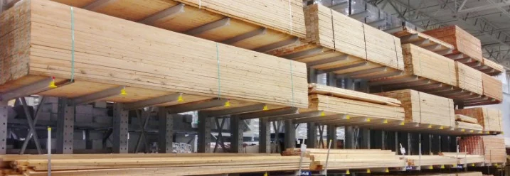 Holzbalken in einem Baumarkt.
